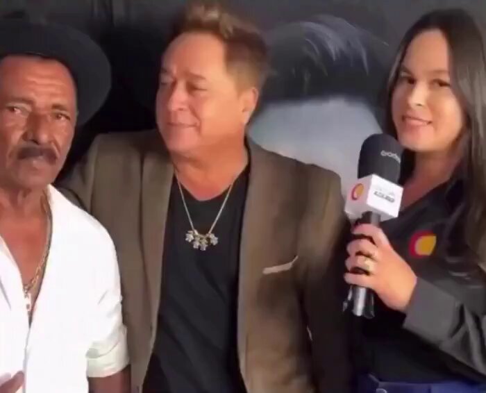 EITA! Tiringa não gostou do beijo que Leonardo deu nele durante entrevista.