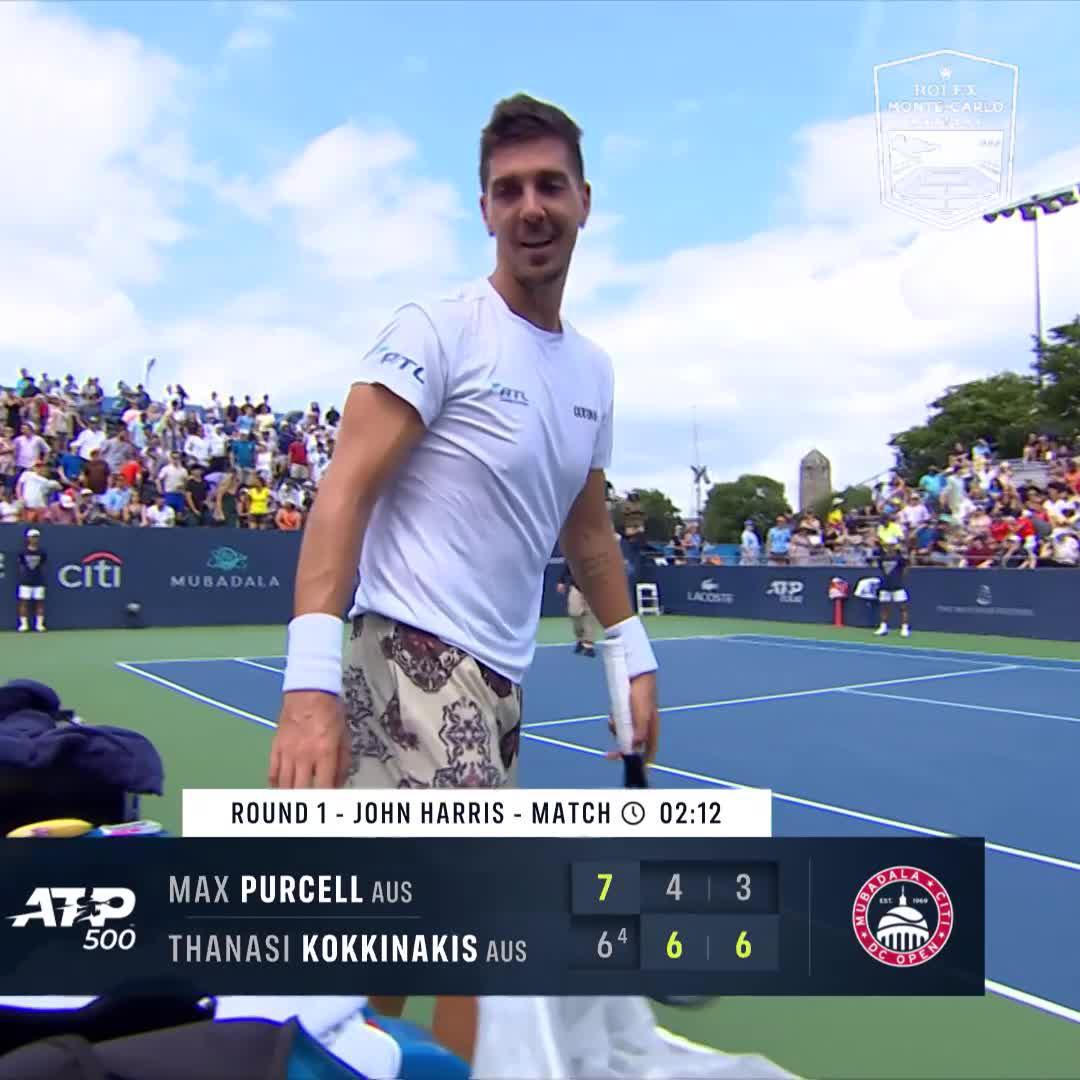 Des crampes à la main sur balle de match. 🤘 Au tournoi de Washington 2024, Max Purcell s'était retrouvé avec les doigts coincés sur sa raquette à tel point qu'il n'avait pas pu jouer le point et Thanasi Kokkinakis avait dû lui débloquer au filet. 😅