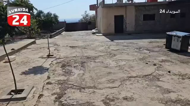 #شاهد | كميات ضخمة من المخد..رات تركها مهربون من عشائر البدو في حي المشورب بمدينة السويداء لأول مرة، دخلت فصائل السويداء المحلية إلى حي المشورب شمال المدينة، أمس الثلاثاء 22 تموز، بعد إجلاء سكانه بموجب اتفاق رعاه المبعوث الأميركي باراك توماس، بتاريخ 16 تموز، بضمانة إقليمية من تركيا، الأردن والسعودية. ما وجدته الفصائل داخل الحي كان صادماً: مستودعات من الحشيش والكابتاغون، مخبأة داخل خزانات مياه أرضية. أبرزها كان في منزل وصفي أبو ثليث، أحد أكبر مهربي المخد..رات والأ..سلحة نحو الأردن، والمرتبط تاريخياً بشبكا..ت حز..ب الله وأجهزة أمن نظام الأسد. حي المشورب، الواقع شمال مدينة السويداء، كان خلال السنوات الماضية ملاذاً لعصابات الجريمة المنظمة، ومركز تخزين رئيسي لشحنات السلا..ح والمخد..رات، قبل تهريبها إلى الأردن. خلال الاجتياح العسكري في 15 و16 تموز، شارك أفراد من أبناء الحي في تنفيذ مجازر ذات طابع إبادي، إلى جانب الأجهزة الأمنية والعسكرية في ما يُعرف بـ"الإدارة الانتقالية". تؤكد مصادر محلية أن العديد من تجار ومهربي المخد..رات شاركوا في العمليات العسكرية إلى جانب تلك القوات، وانسحبوا معها في نفس يوم انسحابها خارج المحافظة. يوم الأمس، أخرجت الفصائل المحلية المخدرات من تحت الأرض، بعد عمليات تمشيط في بيوت حي المشورب، وأتلفتها أمام ساحة منزل أبو ثليث. فيما يُعتقد أن مستودعات أخرى لا تزال مخبأة في أحياء مجاورة.