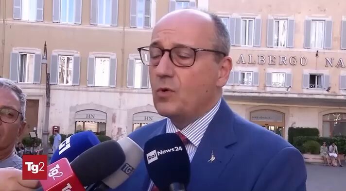#Tg2Rai 23/07/2025 Alberto Bagnai Una norma che riequilibra il rapporto fra i cittadini e l'industria bancaria, un'industria caratterizzata da forte potere di mercato monopolistico per assicurare l'accesso alla moneta elettronica.