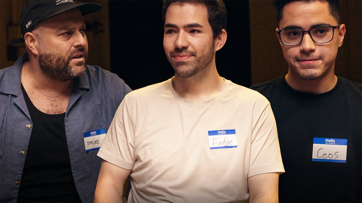 Before Split 3, the team got together for an important meeting…in the right room. Right? 🇧🇷 Antes do Split 3, a equipe se reuniu para uma reunião importante... na sala certa. Certo?