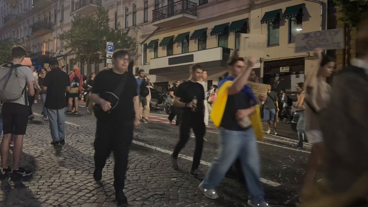 Kyiv today. I filmed this to show you. The protest is peaceful. It’a not against Zelenskyy or an attempt to overthrow the government. Ukrainians protest against a law that strips anti-corruption bodies of their independence.