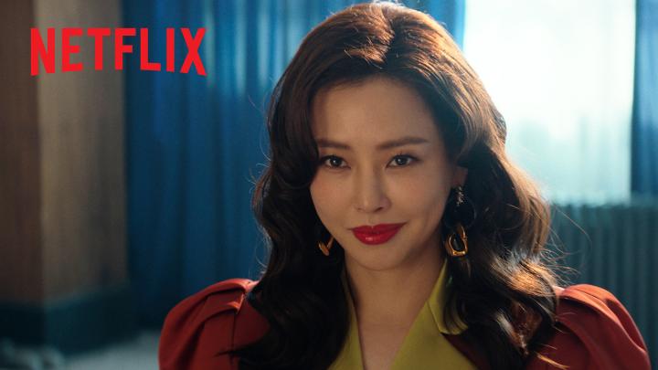 “저를 정희란으로 만들어 주세요.” 1980년대를 풍미했던 희대의 화제작 ‘애마부인’의 배우, 톱스타 희란과 신인 주애. 그때 그 시절, 화려했던 충무로의 이면 속에서 각자의 방식으로 세상에 한 방 먹이려는 두 여자의 고군분투기. 넷플릭스 시리즈 <애마>, 8월 22일 공개. 오직 넷플릭스에서.