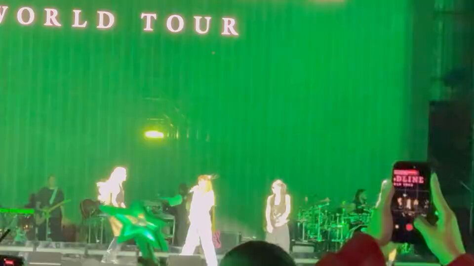NOT LISA GOING ALL OUT RAPPING HER VERSES IN FUTW! THAT MIC IS ON AND SHE’S EATING EVERY BEAT!