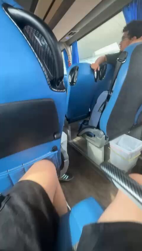 Vidéo juste hallucinante. Le moniteur de la colo juive dont les enfants ont étés sauvagement agressés par la police espagnol demande aux enfants de cacher tout signe distinctif juif par rapport aux autorités espagnol. Le 4eme Reich d'Europe en roue libre..