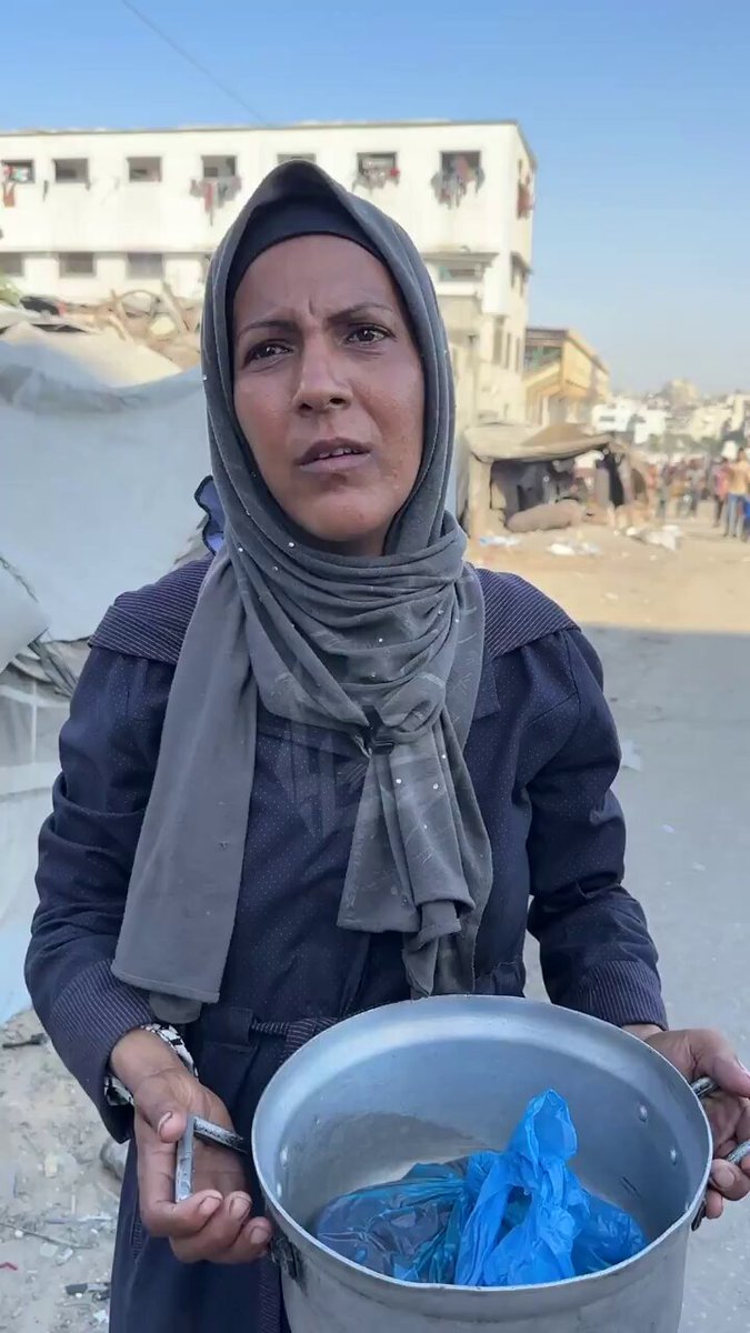 Gazzelilerin açlığı ölümcül boyuta ulaştı. -Vallahi açım. Sabretmeye çalışıyorum. -Savaşı durdurmasalar bile sınırları açsınlar ki yiyip içebilelim. Açlıktan yürüyemiyoruz. -Her 3-4 haftada bir yemek yiyoruz.