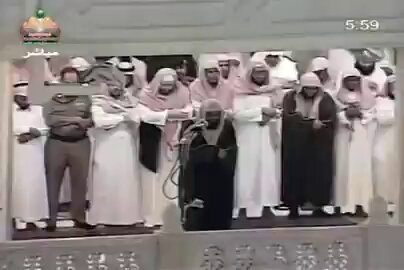 الشيخ #سعود_الشريم يمتلك صوتٌ رخيم وأداء مُتقن يرقق القلب يقرأ وكأنه يُفسر الآيات تفسيرً ا! تلاوة روحانية، خالية من التكلف، تفوق الوصف