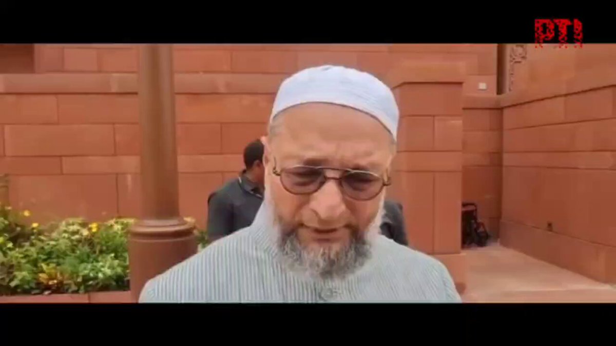 “सरकार आरोपियों का धर्म देख कर उनके खिलाफ अपील करती है!”: Asaduddin Owaisi महाराष्ट्र सरकार द्वारा, 2006 के मुंबई ट्रेन बम विस्फोट मामले में सभी 12 मुस्लिम आरोपियों को बरी करने के बॉम्बे HC के फैसले पर, सुप्रीम कोर्ट में रोक लगाने पर #AsaduddinOwaisi ने कहा, "हम केंद्र सरकार और महाराष्ट्र सरकार से पूछना चाहते हैं कि अगर मालेगांव विस्फोट मामले में अदालत आरोपियों को बरी कर देती है, तो क्या वे इसके खिलाफ अपील करेंगे? मक्का मस्जिद में 2008 में एक विस्फोट हुआ था, उन्होंने वहाँ अपील क्यों नहीं की? वे अजमेर विस्फोट मामले में अपील नहीं करेंगे। आतंकवाद का खात्मा होना चाहिए। लेकिन, अगर सरकार आरोपियों के धर्म के आधार पर अपील करेगी, तो यह लड़ाई समझौता हो जाएगी।"