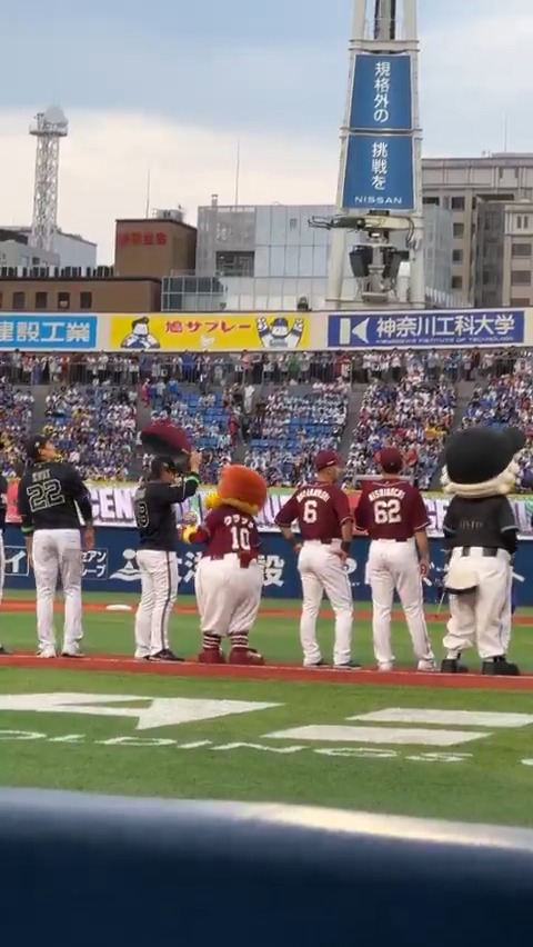 #マイナビオールスターゲーム2025 ⚠️可愛すぎ注意⚠️ いよいよ試合開始! なのに… #宮城大弥 選手とイチャイチャする1羽を発見。 オリックスの選手の皆さま クラッチくんと遊んでくれてありがとうございます🥺 #オリックス・バファローズ #RakutenEagles #キ!
