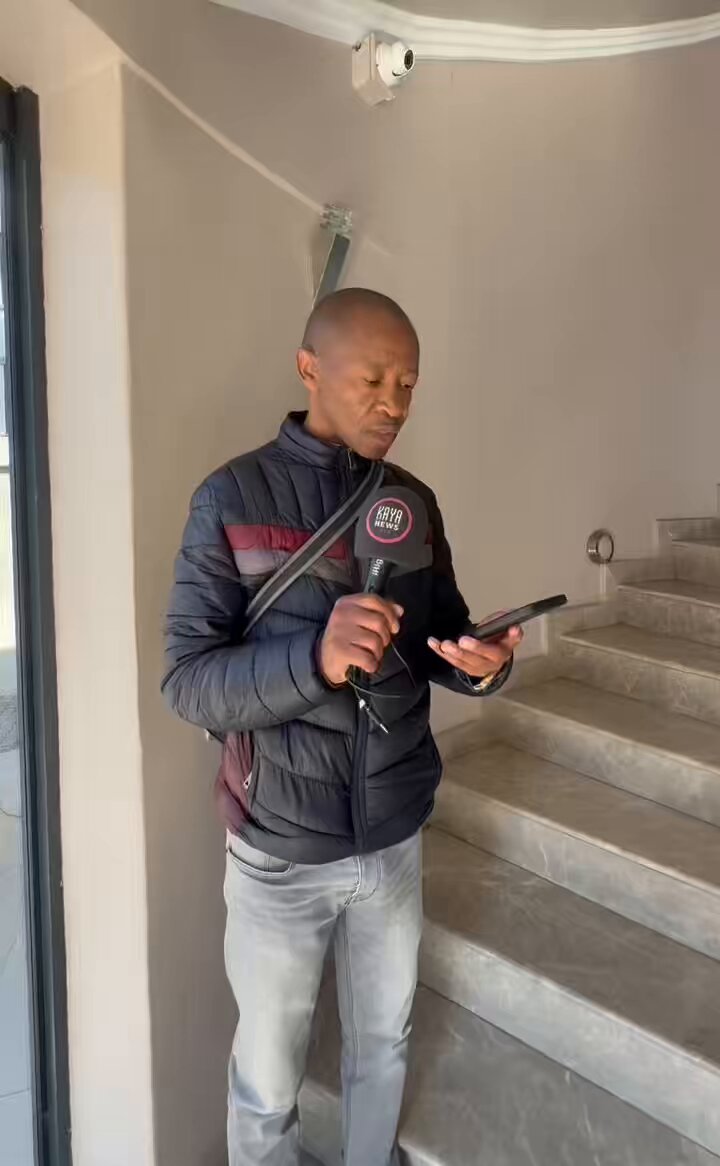 The largest of three Gupta-owned mansions in Saxonwold is now on auction - 17 bedrooms, marble floors, an elevator, and luxury furnishings, valued at approx. R35 million. Once at the forefront of State Capture, the property stands as a symbol of years of corruption now under liquidation. #KayaNews MP
