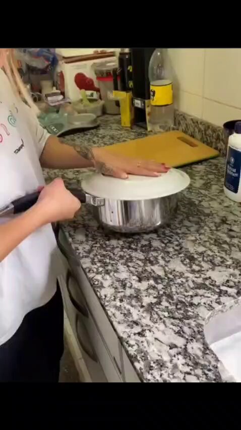 "Flan" Porque esta chica hizo un flan y le puso demasiado caramelo.