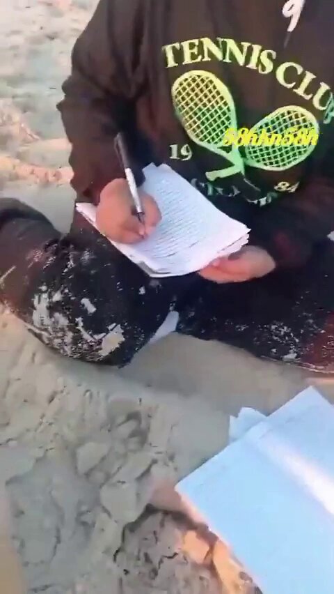 Mısırlı bir aile, Gazzelilere ulaşması umuduyla makarna, pirinç ve mercimek dolu şişeleri denize fırlattı.