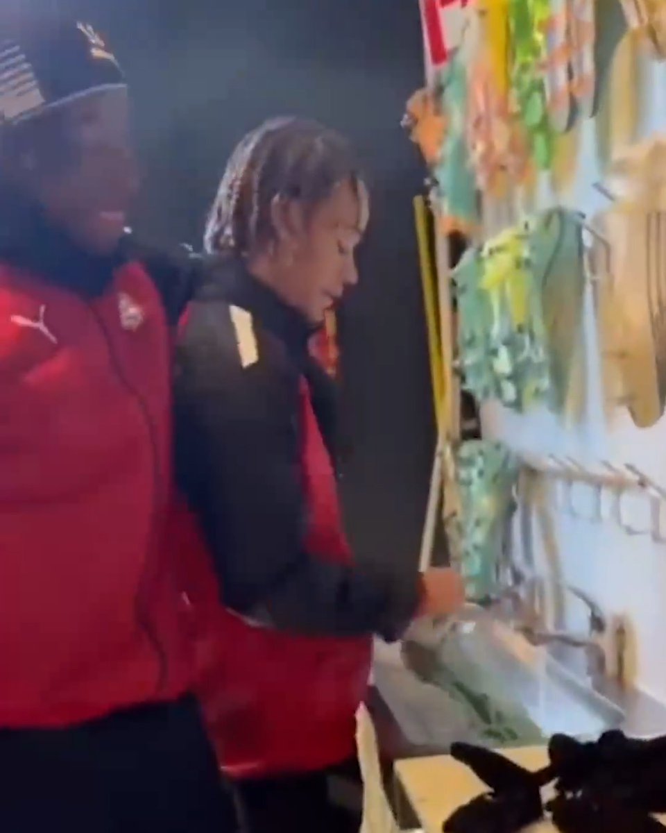PSV players made a young Xavi Simons clean their boots to help keep him grounded 🧼