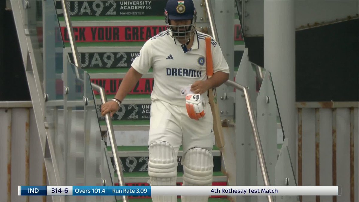 Rishabh Pant is hobbling out to a standing ovation from the Old Trafford crowd! 🤯