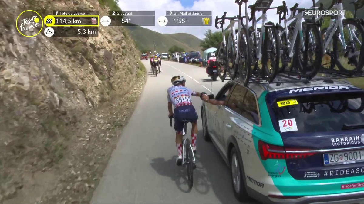 🚴🇫🇷 | Lenny Martinez krijgt een plakbidon. Is dit nu de manier om bergkoning te worden? 🤔🤔 #TourdeFrance 📺 Stream koers op HBO Max