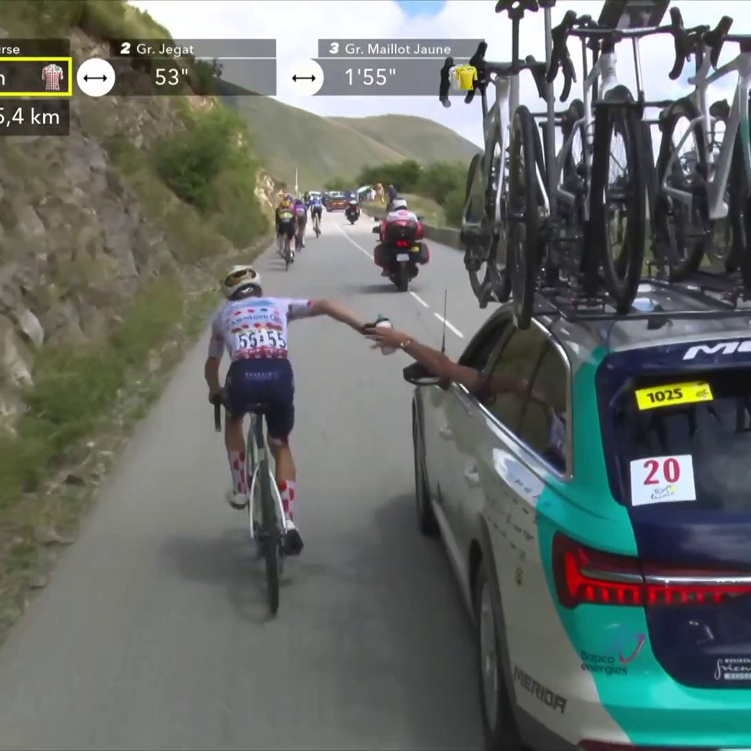 Sanction en vue pour Lenny Martinez ? En difficultรฉ dans le col du Glandon, le Franรงais a visiblement utilisรฉ la technique du "bidon collรฉ" pour remonter... Suivez la 18e รฉtape en intรฉgralitรฉ sur Eurosport et HBO Max #LesRP #TDF2025