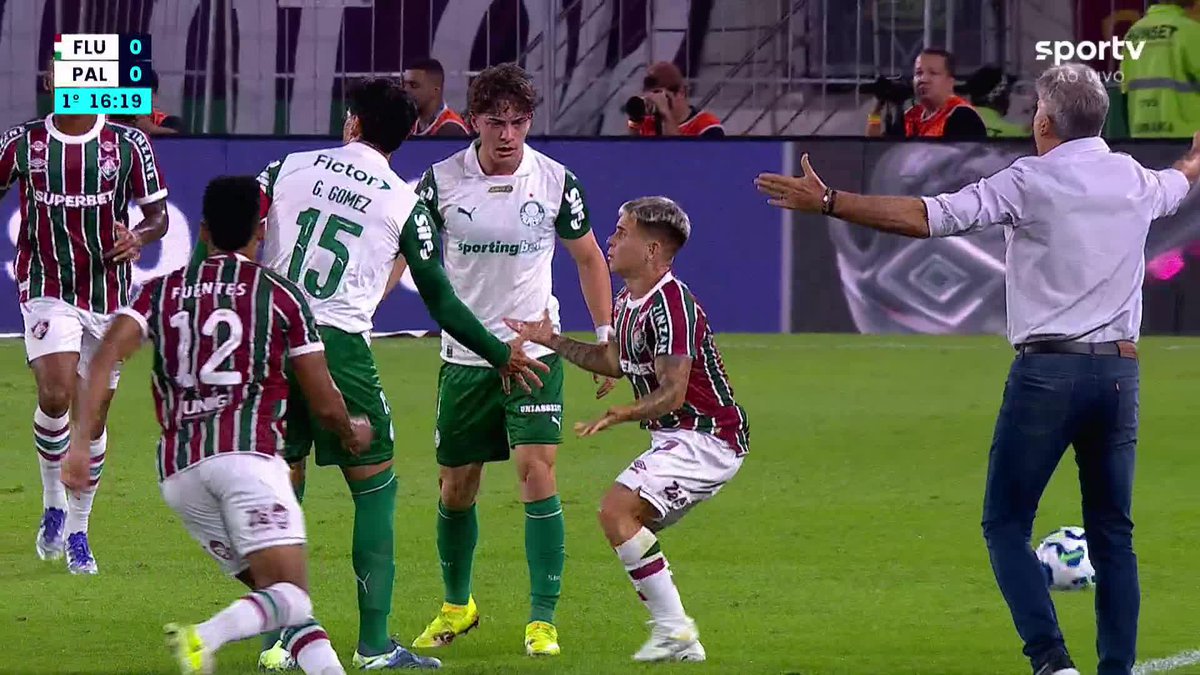 Gustavo Gómez vs. Yefferson Soteldo, anoche en el duelo Palmeiras - Fluminense