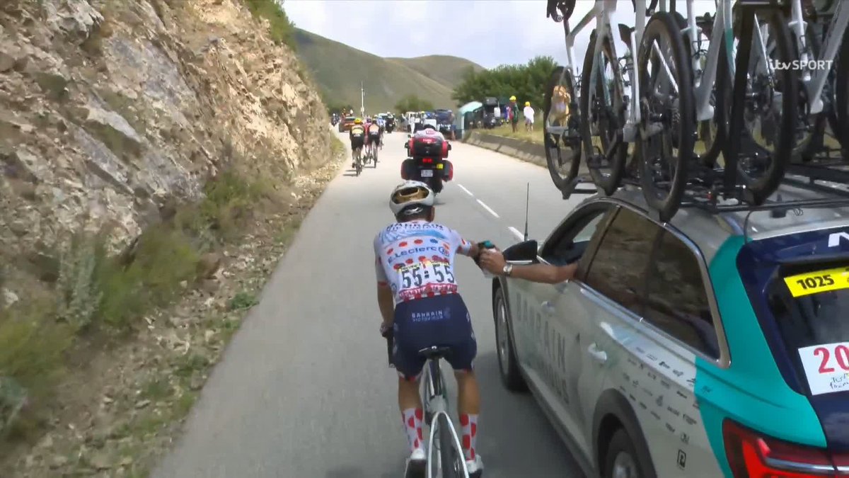 "It is breaking the rules" The stickiest of sticky bottles for Lenny Martinez on the Col du Glandon 😬 #TDF2025
