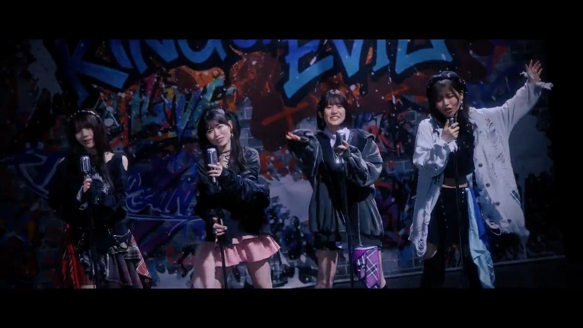 ┏━━━━━━┓ MUSIC VIDEO ┗━━━━━━┛ #天狼群 1st Album タイトルトラック「KING OF EVIL」 作曲・編曲：本多友紀(Arte Refact) 作詞：ZAQ 🐺MVフルサイズ ❯❯ 🐺楽曲 ❯❯ #ばっどがーる