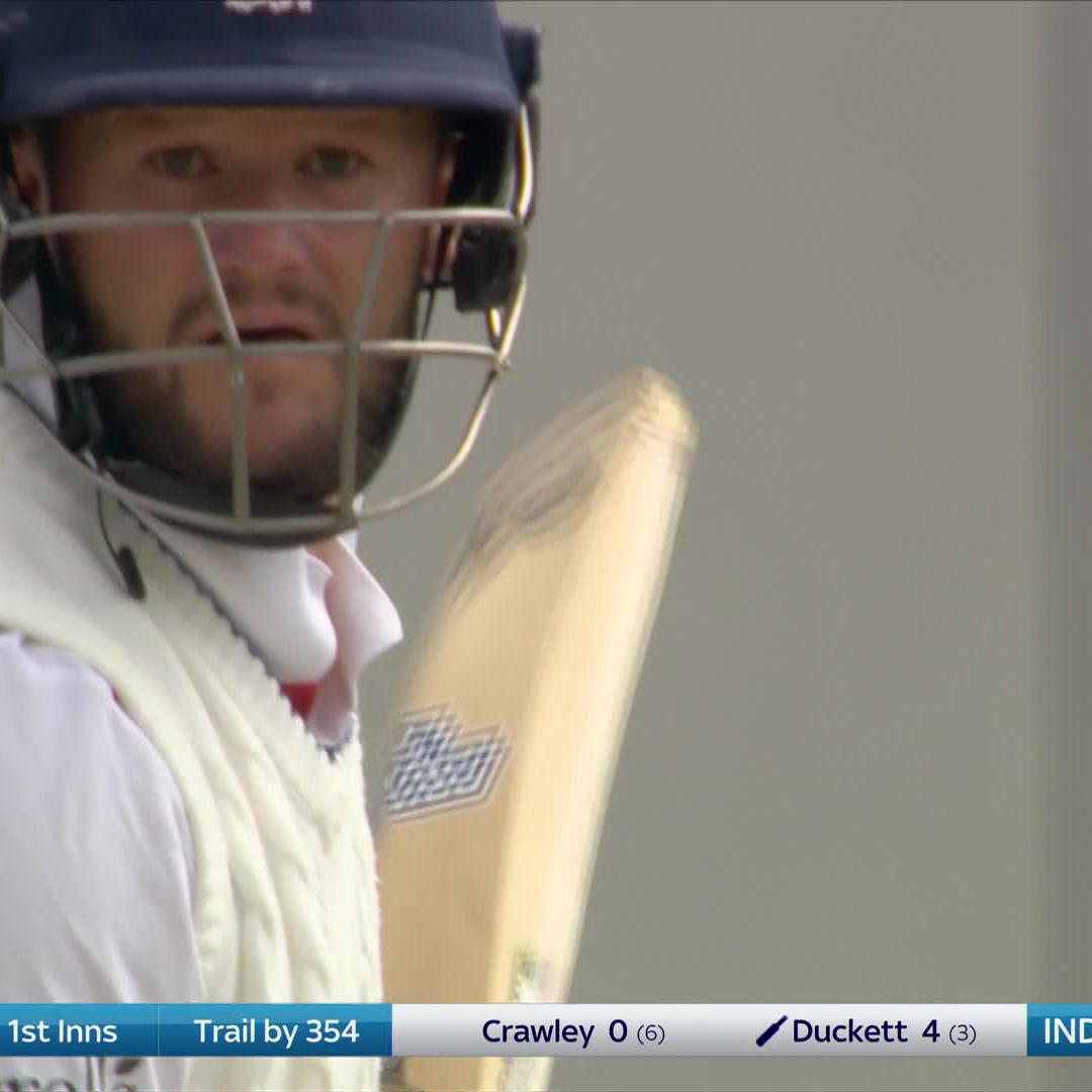 A close call for Ben Duckett 😅 Have you ever seen this before? 👀