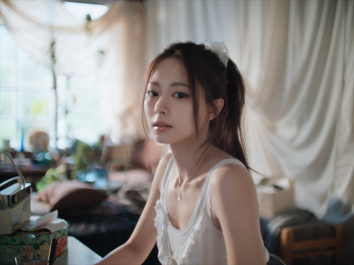 ARE WE SEEING DIRECTOR JIHYO'S VISION FOR THE ENEMY M/V??