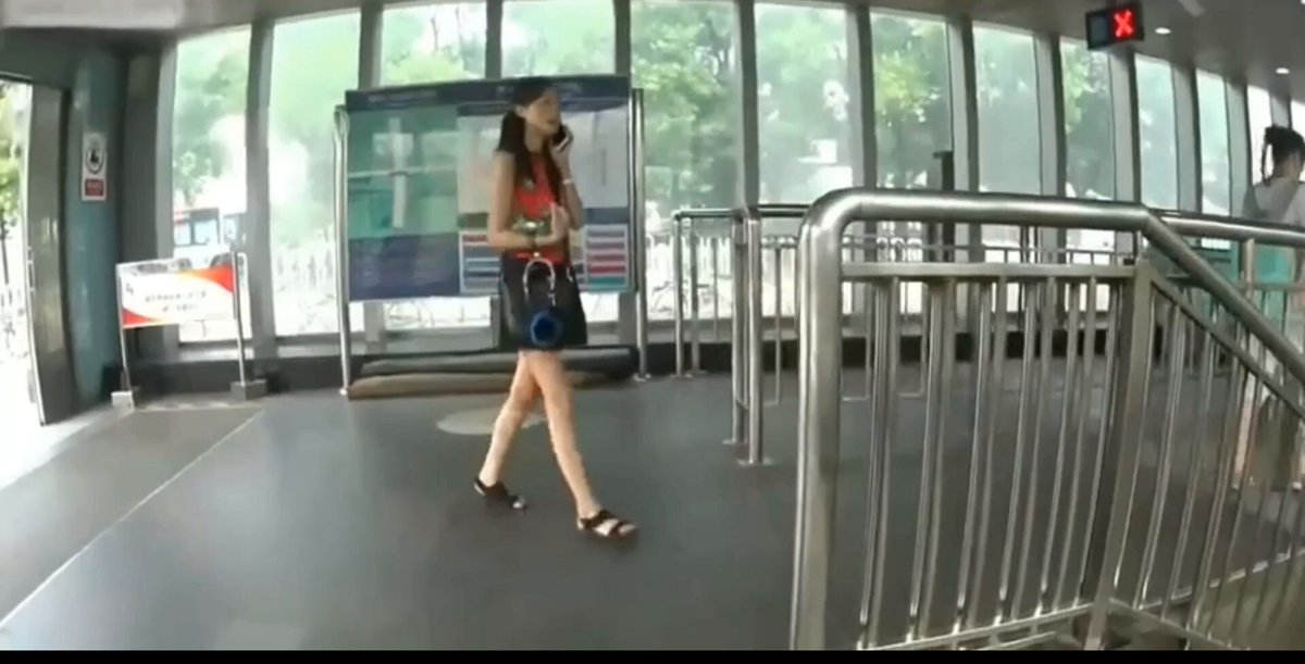 #街射 #顶臀 #痴汉 #涂鸦 地铁盯上长腿美女，射了一屁股，差点被发现，还好提前射完了！更多视频