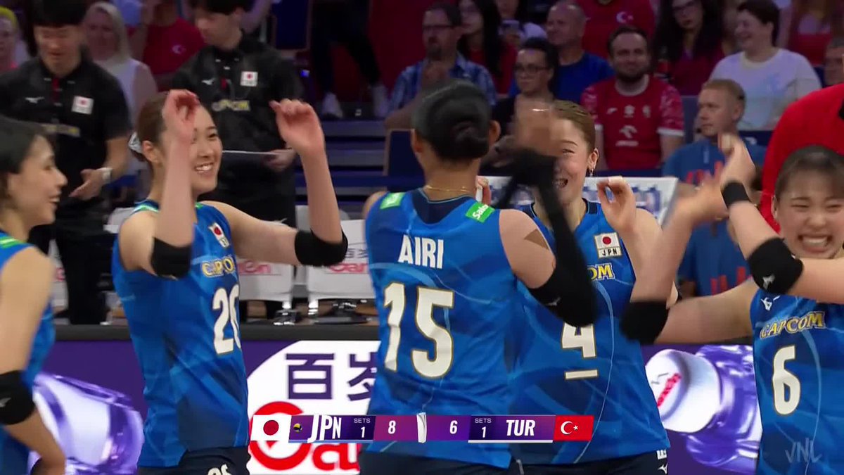 #VNLFinals: JAPAN 🇯🇵 DOES IT AGAIN IN 5 🔥! Türkiye 🇹🇷 stepped up their blocking game from Set 2 🙌🏻 but Japan 🇯🇵 adapted 💪🏼 pulling off another five-set win to keep their medal hopes alive 🤩. 📺 Watch the replay on VBTV: 🏐 #VNL2025 #BePartOfTheGame