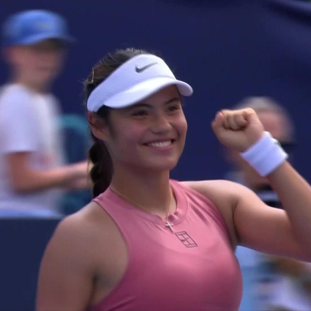 Emma Raducanu’s reaction after beating Naomi Osaka in Washington. Big smile after a big performance today. Great to see her playing so well ahead of the U.S. Open. ❤️