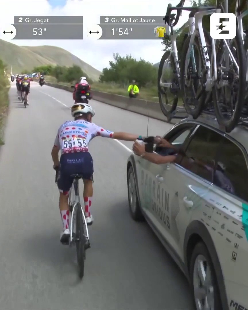👨‍⚖️ Lenny Martinez ha perso 8 punti dalla classifica scalatori per lo scambio di borraccia troppo prolungato con l'ammiraglia. Scende da 80 a 72 punti e rimane al terzo posto dietro Tadej Pogacar e Jonas Vingegaard ⚪🔴 #TDF2025 #Cycling #Martinez