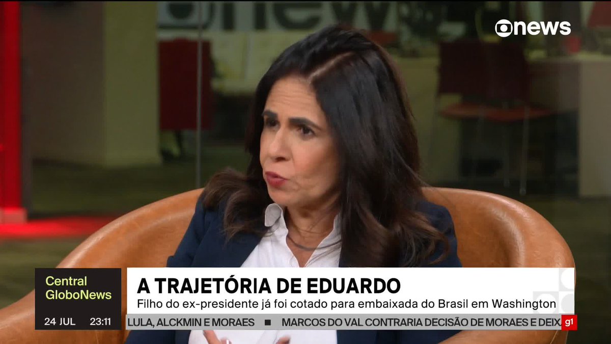 “É um personagem que foi escolhido pelo pai (Jair Bolsonaro) como, entre os três filhos mais velhos, um possível sucessor, por representar valores semelhantes aos do pai com mais apelo popular. É o discurso muito ofensivo e agressivo, um discurso que fala à raiz do bolsonarismo e que, face a uma ameaça, foi para o tudo ou nada com essa viagem aos Estados Unidos. (...) Pelo menos até aqui, ele tem conseguido o apoio (do governo dos EUA) que disse que iria conseguir. Ele foi para o tudo ou nada, e o nada significa o fim da carreira política dele”, diz Maria Cristina Fernandes sobre o deputado federal Eduardo Bolsonaro (PL-RJ), que está nos EUA articulando com interlocutores do governo estadunidense sanções contra o ministro Alexandre de Moraes, do Supremo Tribunal Federal (STF), e o governo brasileiro. ➡ Assista à #CentralGloboNews com Natuza Nery: #GloboNews