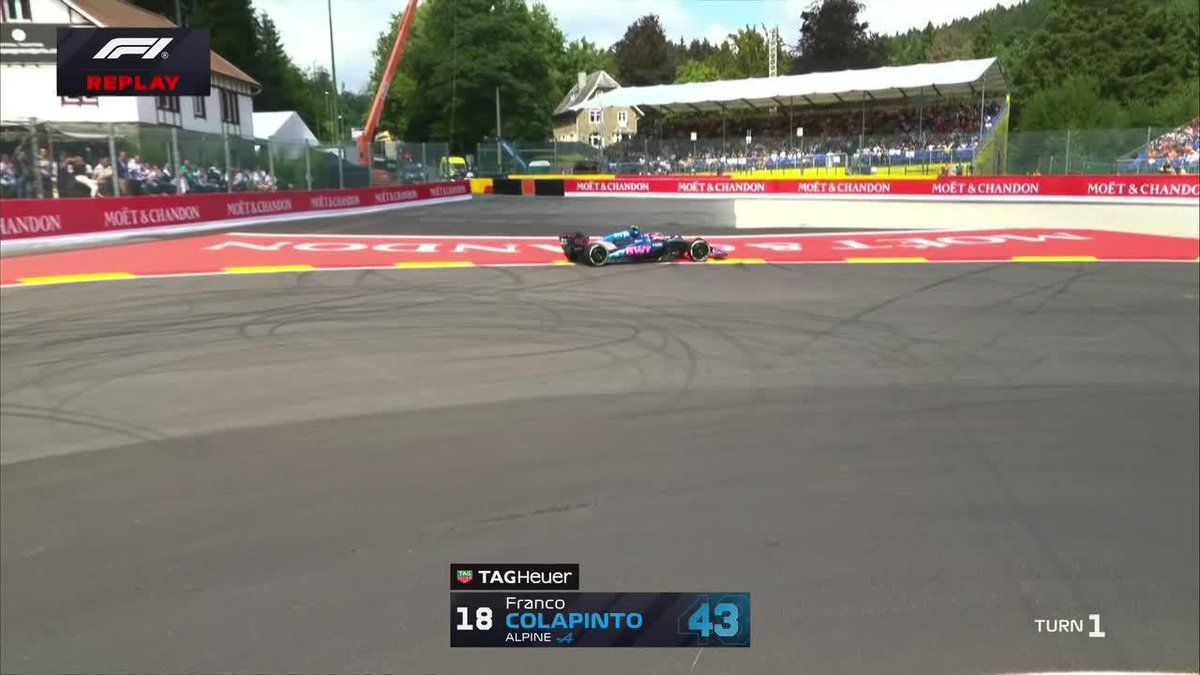 Franco Colapinto tuvo que bloquear y terminó saliendo de los límites de la pista en el inicio de la práctica libre. 📺 #BelgianGP | Toda la temporada de #F1 por #DisneyPlus Premium