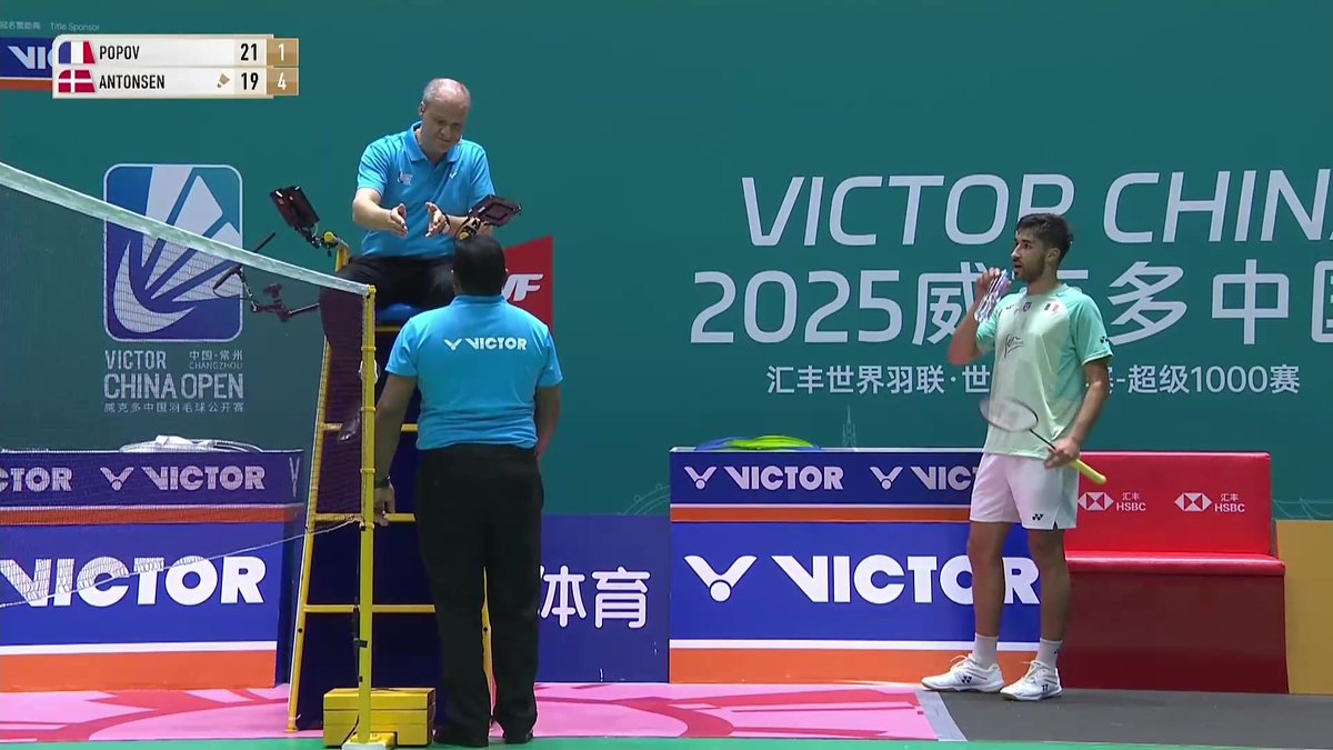 Gros imbroglio après un échange marathon entre Toma Junior Popov et Anders Antonsen : l'arbitre accorde le point au Danois sur faute du Français, qui conteste avec le replay sur l'écran géant… avant que le point ne soit donné à rejouer ! #lequipeBADMINTON