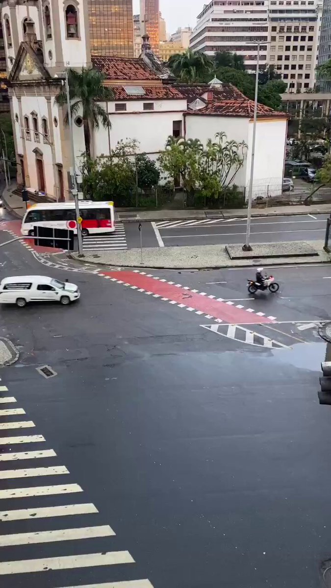 🚨URGENTE🚨 ⚰️COMEÇA O VELÓRIO DE PRETA GIL 📍 Fãs , parentes e amigos muitos emocionados cantam na porta do Theatro Municipal, Gilberto Gil está desde cedo no local.