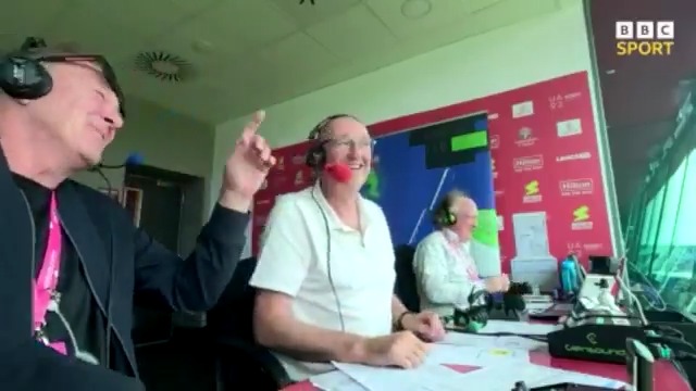 "Hi cloud!" 👋 ☁️ Just as Joe Root was about to bring up his century, Phil Tufnell was amused by Aggers' description of the cloud... 😂 #BBCCricket #ENGvIND