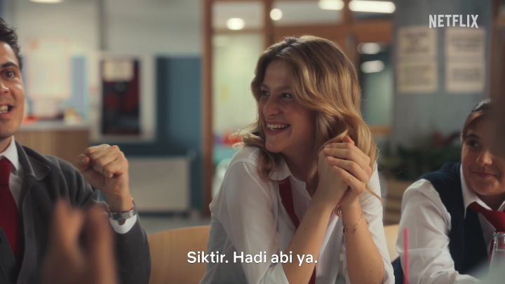 Her arkadaş masasında yaşanan o efsane sohbet.