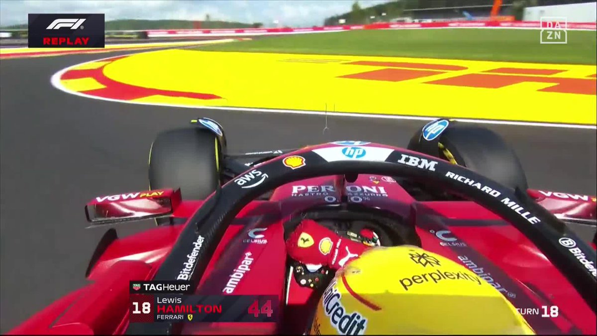 Hamilton hace un trompo y se queda aparcado en la escapatoria en una de las peores zonas del circuito para molestar a propósito a todo el mundo. Una guarrada de libro como hizo en su día Schumacher en Mónaco. Es para investigarlo y que le caiga sanción.