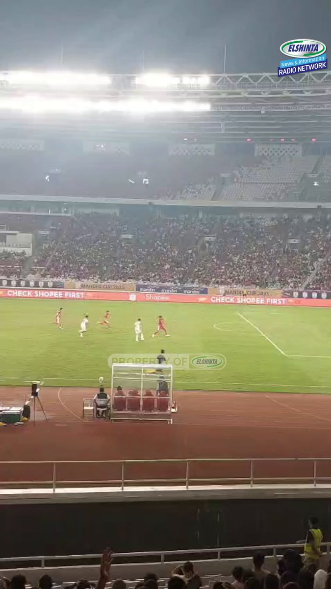 Apes bener Dion. Sekalinya bikin blunder langsung berbuah gol. Yang jadi pertanyaan ini Kadek Arel kenapa mengurangi kecepatan di posisi dua temannya butuh bantuan untuk menutup serangan? Serius nanya.