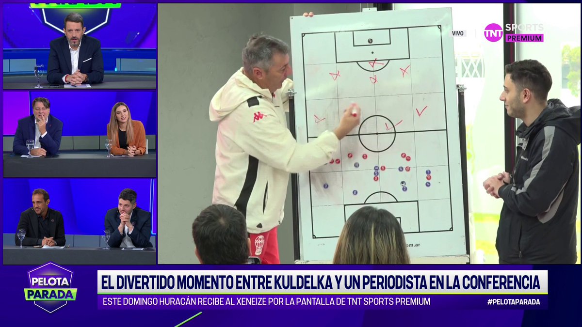 UNA CONFERENCIA DIDÁCTICA DE KULDEKA 🪧🎙️😂 El DT de Huracán llevó una pizarra a la conferencia de prensa y debatió de táctica con un periodista. #PelotaParada
