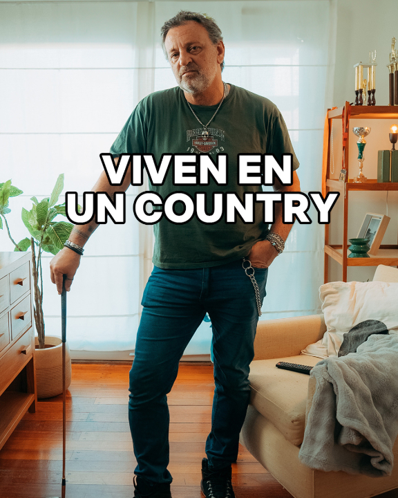 Viven en un country, juegan en un country, ¿¿¡¿y no pueden ganarle a un tipo que juega con un palo de hockey?!?! Happy Gilmore 2 ya está disponible. Mirala, aunque seas pasional.