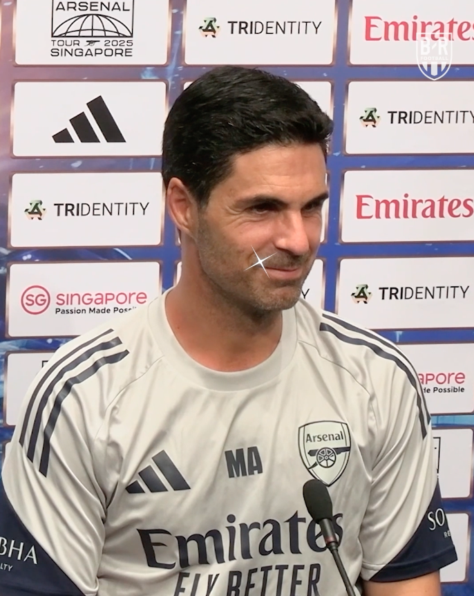 Mikel Arteta's smile when asked about not-an-Arsenal-player-yet Viktor Gyökeres 😇