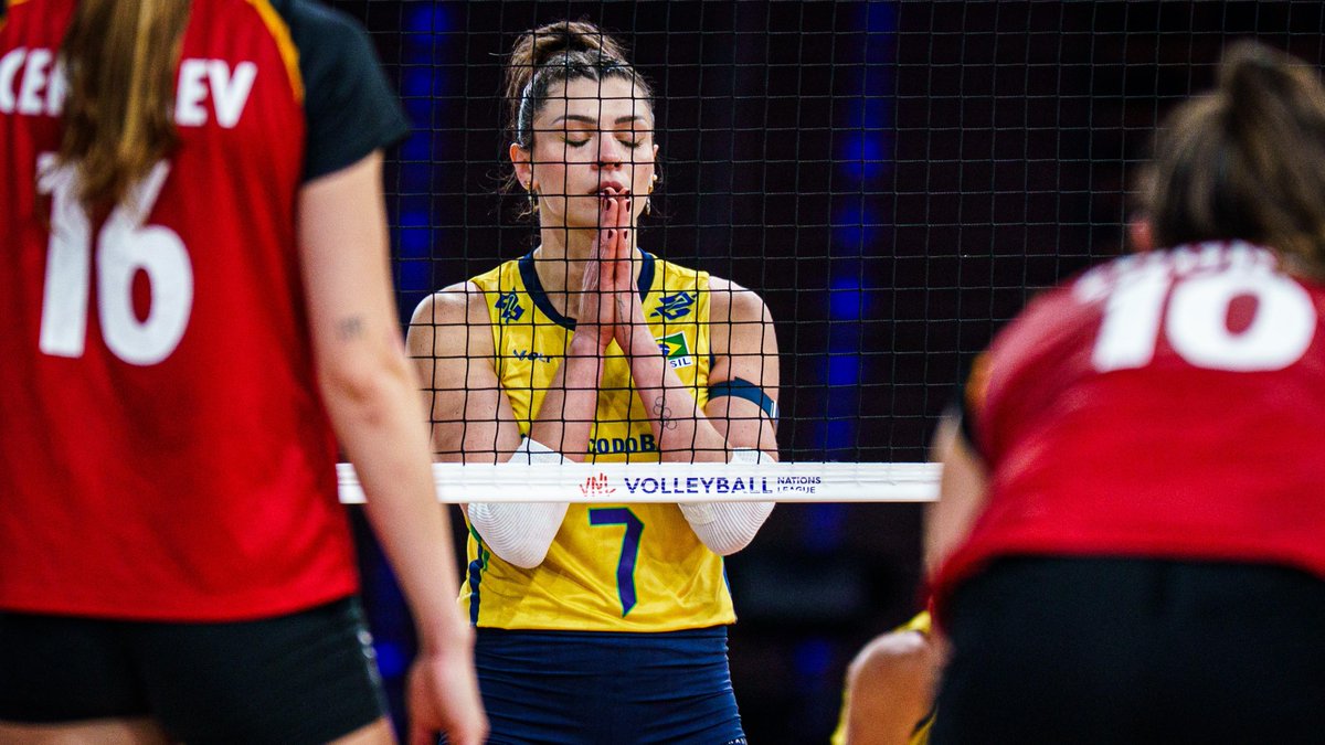 #VNLFinals: ROSA ON FIRE 🔥🇧🇷 With 13 points, Rosamaria led Brazil’s offense in the straight-set win over Germany and secured the team’s spot in the semifinals. 📺 Watch the replay on VBTV: 🏐 #VNL2025 #BePartOfTheGame #Volleyball #Volei