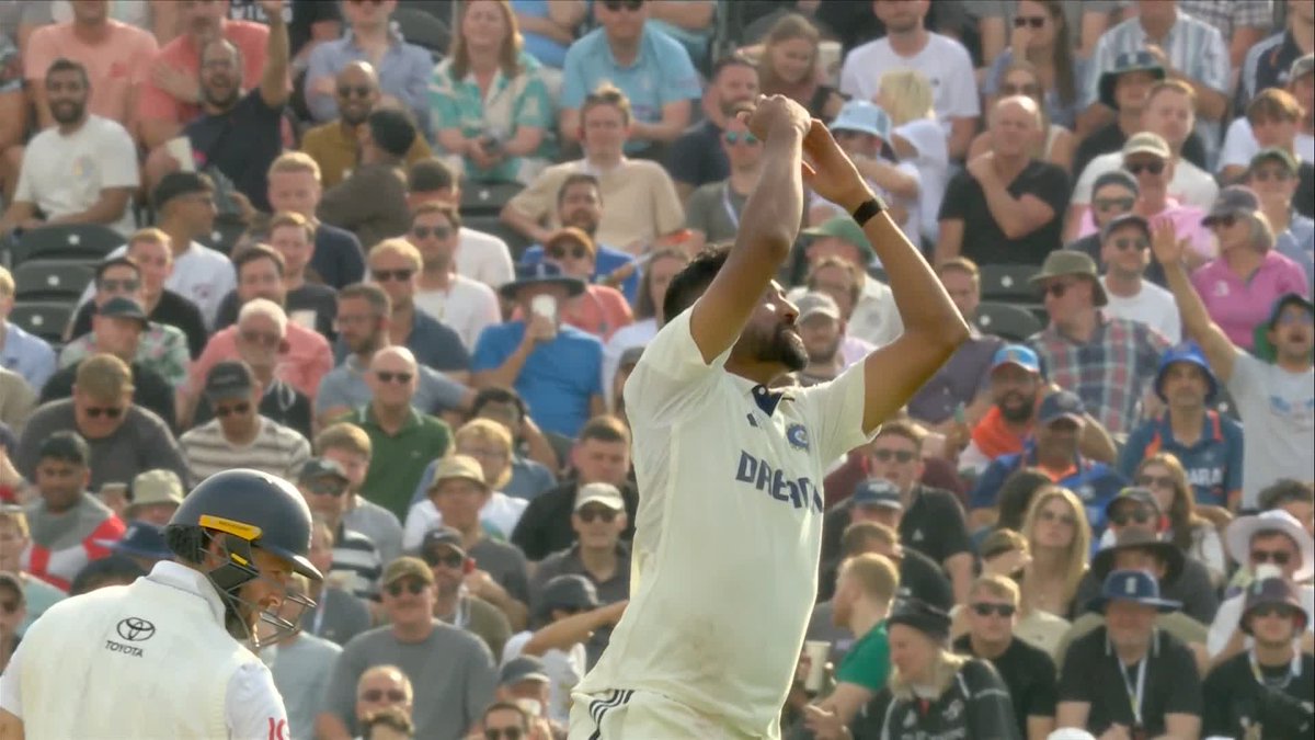 India have their seventh wicket 🇮🇳 Mohammed Siraj bowls Chris Woakes ❌
