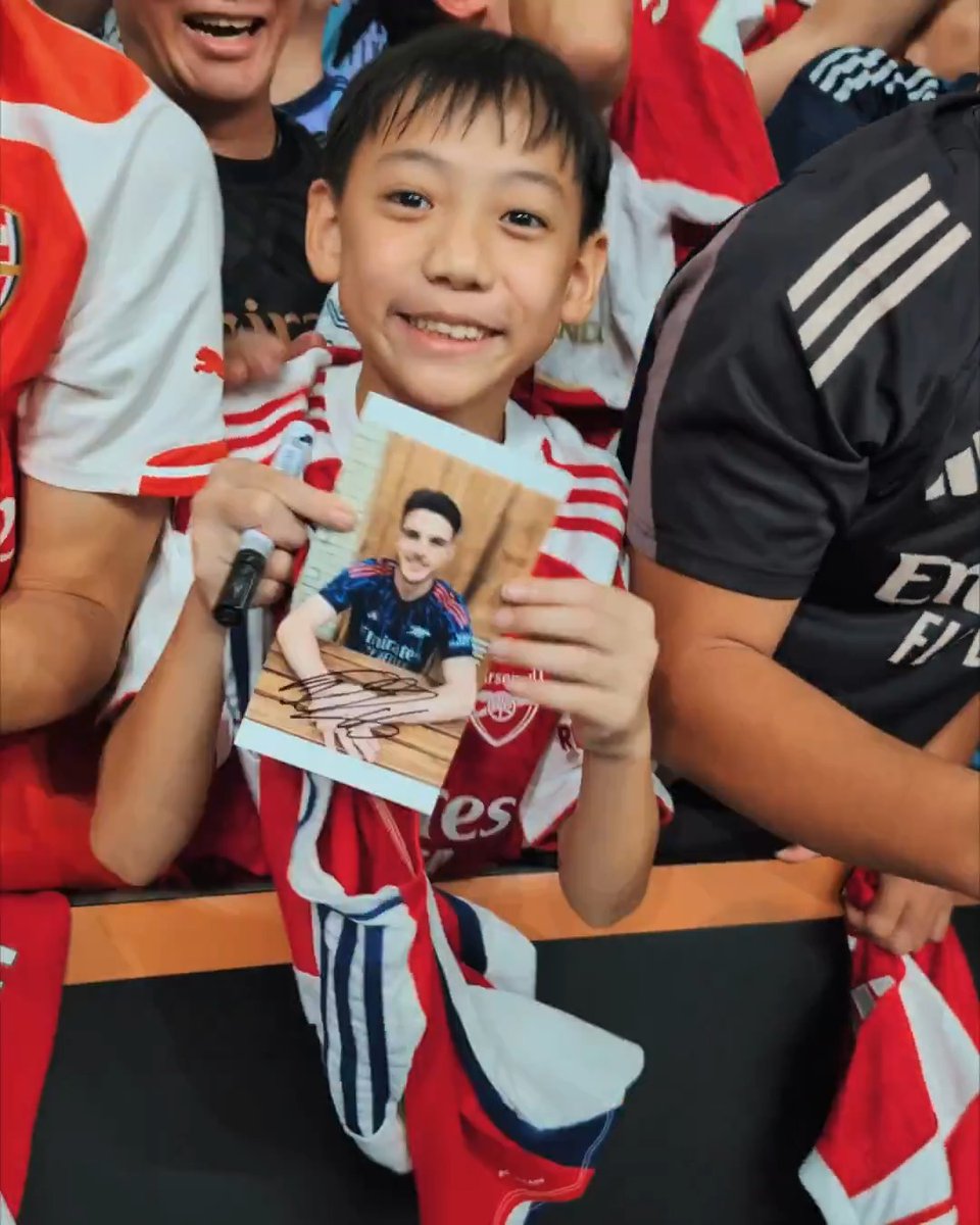 Signed, sealed and delivered 🎁 Declan Rice making a young supporters day 🖼