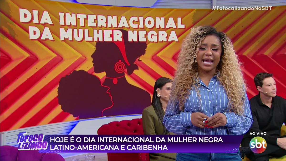 Hoje é o Dia Internacional da Mulher Negra Latino-Americano e Caribenha e Cariúcha começa o programa homenageando à todas as mulheres! Além disso, ela dedica o programa ao nosso amigo, Leo Dias #FofocalizandoNoSBT