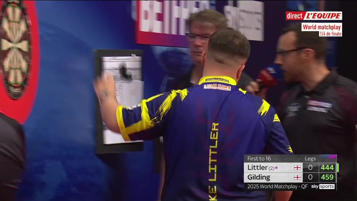 On se retrouve pour la suite des quarts de finale du World Matchplay de Blackpool ! Première grosse affiche, avec le duel entre Andrew Gilding et Luke Littler #lequipeFLECHETTES Suivez votre soirée fléchettes en direct par ici ➡️