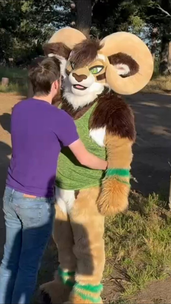 Can ya blame him? #FursuitFriday 🎥 Loran Skunky