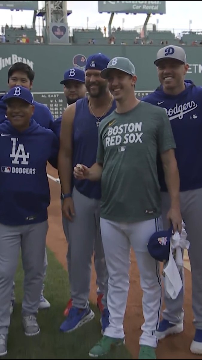 Walker Buehler reunited with his old Dodgers teammates tonight and received his 2024 World Series ring