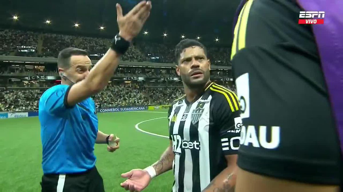 O árbitro ouviu a reclamação de Hulk com toda a atenção, cumprimentaram-se e... mostrou-lhe amarelo 🤣