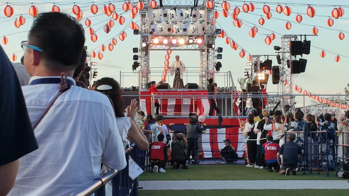 こちらも松平健さんが生で踊るのを初めて観た「マツケンサンバII音頭」！最高でした。松平健さんの歌声が最高で聴き入ってしまいました。是非音量上げてみてください。 大阪・関西万博「マツケンサンバ@ EXPO2025」で披露されました。(取材申請をした上で撮影しております）