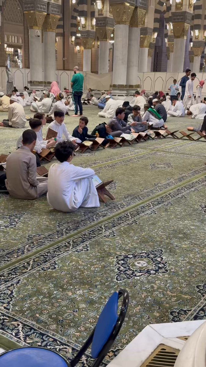 حلقات القران في المسجد النبوي الشريف..!🤍 مشاهد الأطفال وهم يتعلمون القران من المشاهد التي تعتز وتفتخر بها يارب لك الحمد على نعمة الإسلام ..